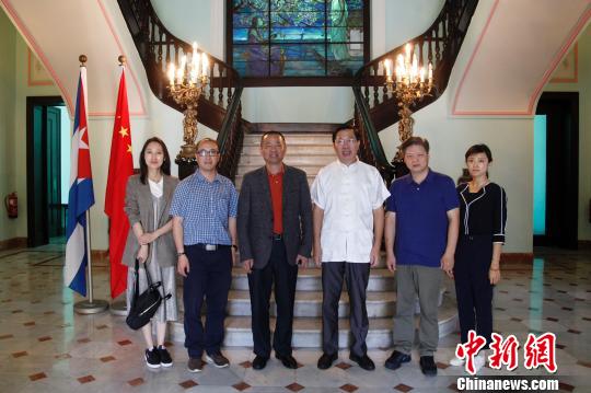 图为中国驻古巴大使陈曦(右三)与夏春平(左三)等<a target='_blank' href='http://www.chinanews.com/'>中新社</a>访问团成员合影?！∮嗳鸲?摄