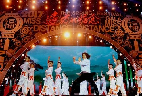 中国侨网资料图：2017华侨华人春节联欢晚会 咏春拳第8代传人郑祖杰和河南塔沟武术学?！渡倌曛泄? style=