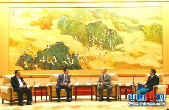 中国侨网17日下午，全国政协港澳台侨委员会副主任赵阳会见菲华各界联合会访问团一行。　菲华提供　摄