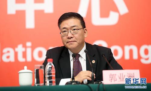 10月21日，十九大新闻中心举办记者招待会，邀请中共中央统战部常务副部长张裔炯、副部长冉万祥，中共中央对外联络部副部长郭业洲介绍党的统一战线工作和党的对外交往情况，并回答记者提问。图为中共中央对外联络部副部长郭业洲。新华网 郝广鹏 摄 图片来源：新华网