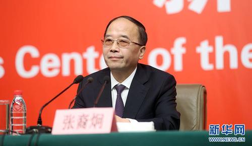 10月21日，十九大新闻中心举办记者招待会，邀请中共中央统战部常务副部长张裔炯、副部长冉万祥，中共中央对外联络部副部长郭业洲介绍党的统一战线工作和党的对外交往情况，并回答记者提问。图为中共中央统战部常务副部长张裔炯。新华网 郝广鹏 摄 图片来源：新华网