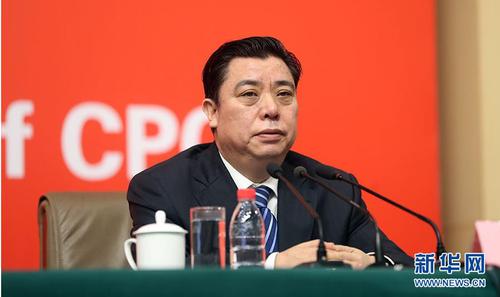 10月21日，十九大新闻中心举办记者招待会，邀请中共中央统战部常务副部长张裔炯、副部长冉万祥，中共中央对外联络部副部长郭业洲介绍党的统一战线工作和党的对外交往情况，并回答记者提问。图为中共中央统战部副部长冉万祥。新华网 郝广鹏 摄 图片来源：新华网