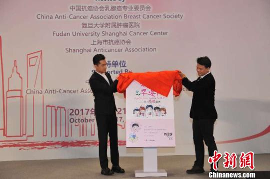 由复旦大学附属肿瘤医院乳腺外科陈嘉健医师编绘的《若初，早安》科普漫画正式发布，专业乳腺知识“惊艳变身”，成为一组组漫画作品?！≈旄恢?摄