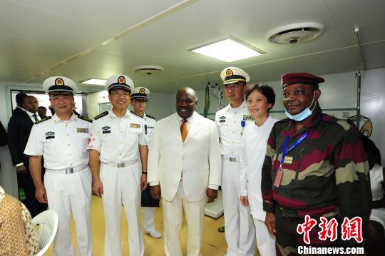 在中国海军和平方舟医院船门诊，加蓬总统邦戈与和平方舟医院船中医专家李伟红(右二)及她的学生、加三军总医院医生阿迪坎德姆博(右一)合影留念。　江山 摄