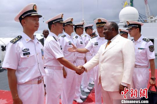 在中国海军和平方舟医院船，加蓬总统邦戈亲切接见了获得加蓬国家荣誉勋章的中国海军官兵。图为邦戈总统与和平方舟医院船船长郭保丰亲切握手?！×跹?摄