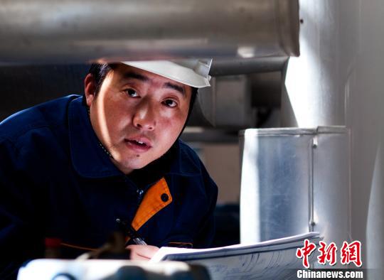 巡逻排查中的吴坚?！〔陶?摄