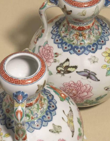 1.31亿港元的粉彩花蝶纹如意耳葫芦尊