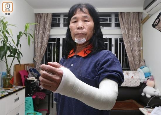 实拍外籍男子将港铁女职员推下站台 头也不回离开