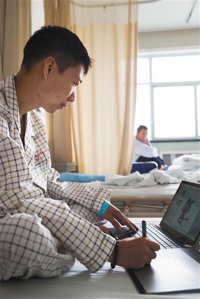 丁一在病床上坚持画漫画，他说有病友因为看到画变得乐观，他就有了继续画的动力。受访者供图