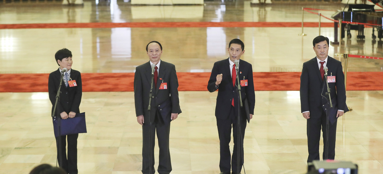       "党代表通道"举行第三场采访活动