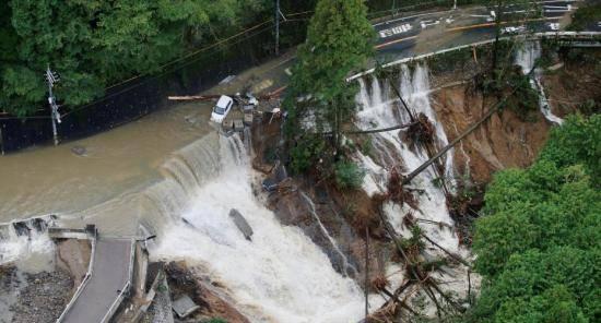 台风兰恩袭击日本中部 大约350个航班被迫取消