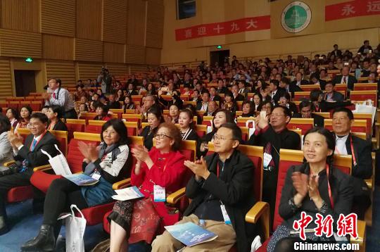 山西大学的专场表演引得在场的海外华教代表阵阵惊叹?！⊙罱苡?摄