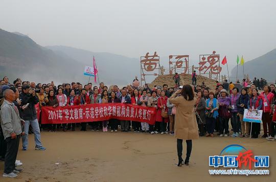 近200位海外华教代表在黄河岸边，听着黄河咆哮的声音合唱了《保卫黄河》，气势磅礴，赢得在场游客的阵阵喝彩?！⊙罱苡?摄