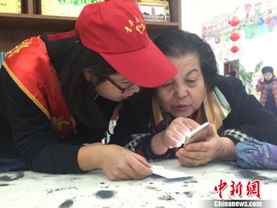 兰州百余位老人重阳到来之际了心愿终于学会用微信