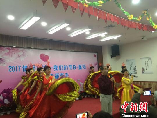 图为老人们表演歌舞?！⊙钅?摄