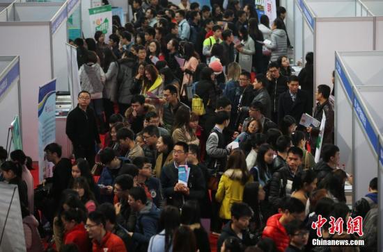 3月17日，由中国农业部对外合作司、国际合作司主办的“农业对外合作‘猎英行动计划’”招聘活动在南京农业大学举办，各地近百家与农业相关的单位提供3600余个工作岗位招揽人才，吸引了众多应届毕业生前来咨询洽谈。 <a target='_blank' href='http://www.chinanews.com/'>中新社</a>记者 泱波 摄