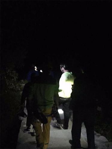 浙江乐清警方一天救19位攀岩客 有人悬空挂几小时