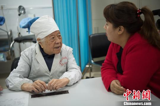 山西九旬老医生坚持出诊：治疗才是活着的意义（图）