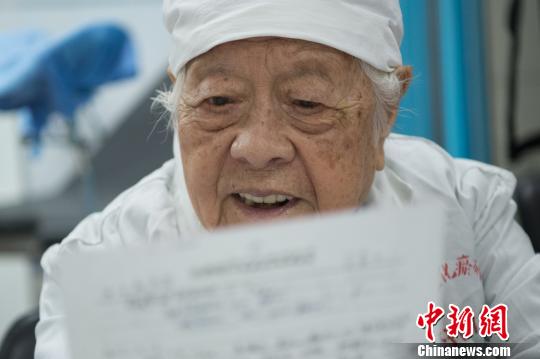 “除了念书，为患者治疗，是我现在也是这辈子唯一会做的，这也是我活着的价值。”于载畿老人说，要干到不能干为止。　武俊杰 摄