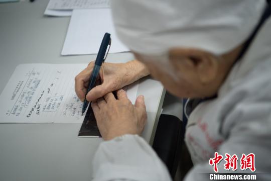 “于老眼睛不太好，用尺子比着不至于写歪?！蓖趵ㄏ蚣钦呓馐汀！∥淇〗?摄