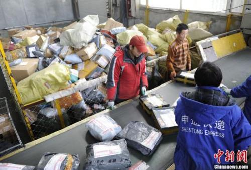 资料图：长春市一家快递公司中转站的工作人员正在忙碌。张瑶 摄