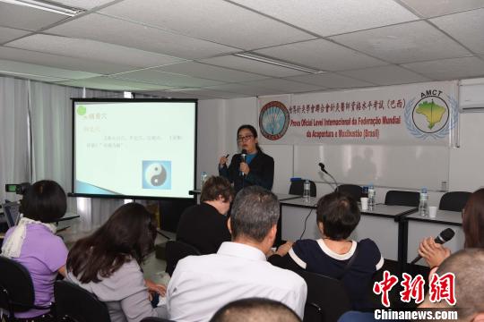 图为中国中医科学院针灸研究所主任医师杨金洪作专题讲座?！∧尚?摄