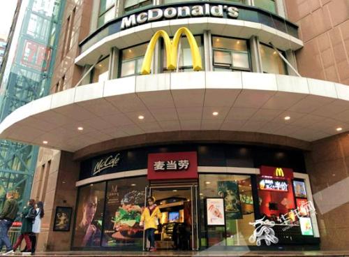 位于南坪工贸的一家麦当劳，中午有不少市民前来。记者 周晓雪 摄