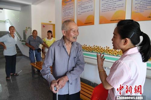 资料图：住在敬老院的老人向医护人员咨询保健常识。<a target='_blank' href='http://www.chinanews.com/'>中新社</a>记者 张斌 摄