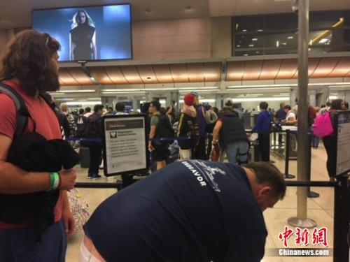 资料图:机场旅客。(图片来源:美国《世界日报》) 点击进入下一页