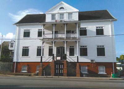 新苏里南外交部大楼临街一侧，完整地保留了荷兰殖民时期老建筑原汁原味的风貌。