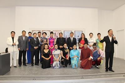 中国侨网合影。