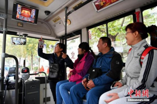 资料图：10月18日，中国共产党第十九次全国代表大会开幕，在河北石家庄116路公交车上，几位市民正在观看大会电视直播。<a target='_blank' href='http://www.chinanews.com/'>中新社</a>记者 翟羽佳 摄