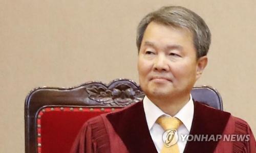 图为李镇盛10月26日审理违宪法律审判案件和宪法诉讼审判案件。 (韩联社)