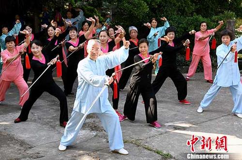 10月25日，福建老年人武术展演迎重阳节。 <a target='_blank' href='http://www.chinanews.com/'>中新社</a>记者 刘可耕 摄