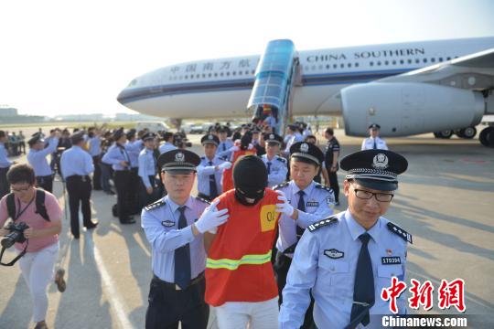 电信网络诈骗嫌犯被押解回中国 钱文攀 摄