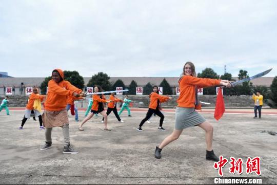 图为参加“汉语桥”的外国学生 任东 摄