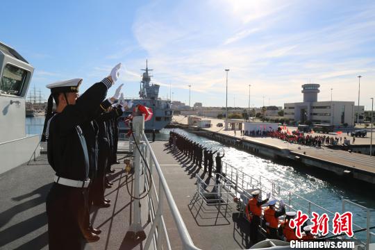 出访官兵与送行人员挥手告别?！±佃ず?摄