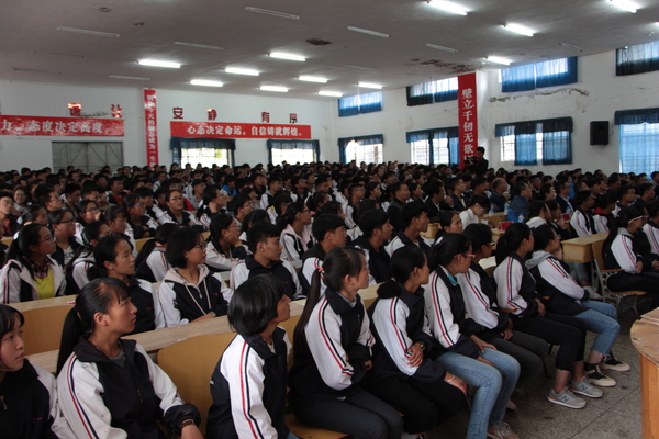 师生们认真聆听