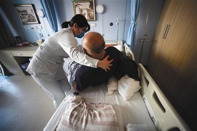 被临终关怀的老人：让生命带着尊严谢幕