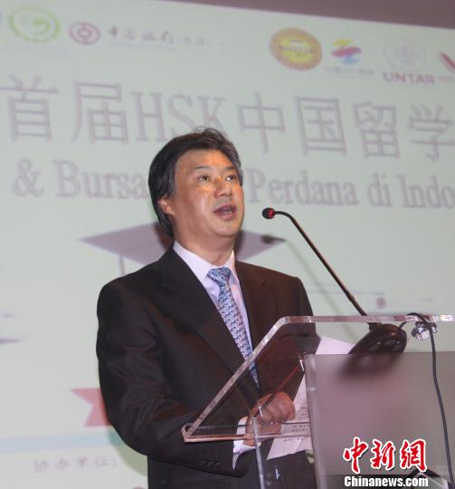 图为中国驻印尼大使馆文化处参赞周斌到场祝贺?！×钟来?摄