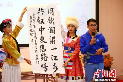 图为营员展示自己的书法作品。　王崴　摄