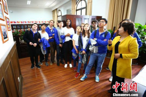 图为营员参观云南大学“一带一路”研究院。　王崴　摄