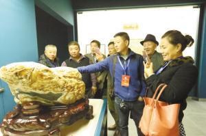 全国赏石界大咖参观“河北第一石”唐河彩石。本报记者 石英杰 摄