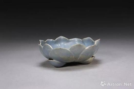 宜兴窑仿钧天蓝釉莲花式洗，明，高7.1cm,口径19.3cm,足距10cm.