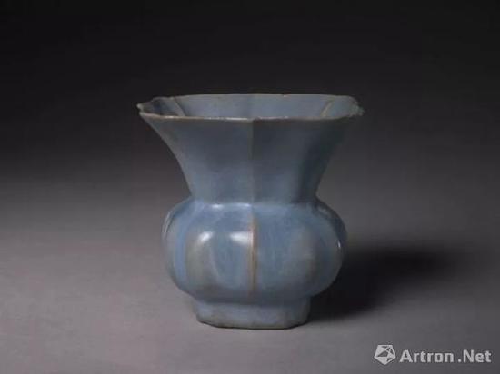 宜兴窑仿钧天蓝釉方渣斗，明，高8cm,口边长8.6cm,足边长4.3cm.