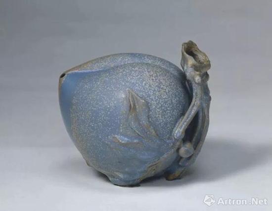 宜兴窑桃式水注，明，通高11.9cm,腹径12cm.