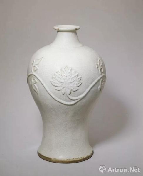 宜兴窑塑贴莲花纹梅瓶，明，高28.1cm,口径4.9cm,底径14.2cm.