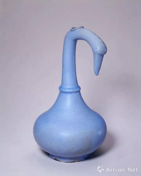 宜兴窑天蓝釉鹅颈瓶，明，高24.5cm,口径2.4cm,足径7.6cm.