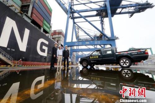 资料图：广州海关工作人员在一线提供服务。池兆恩 摄