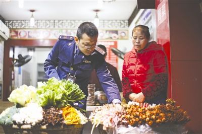 串串店一根鸡翅25根签子 老板:明看便宜 实际贵